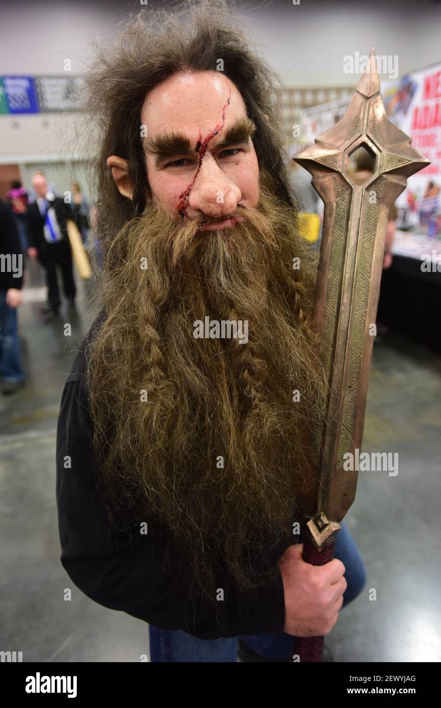 Un uomo vestito da nano in stile Signore degli anelli, raffigurato al  Wizard World Comic con di Portland, Ore., il 25 gennaio 2015. (Foto di:  Alex Milan Tracy) *** Please use Credit