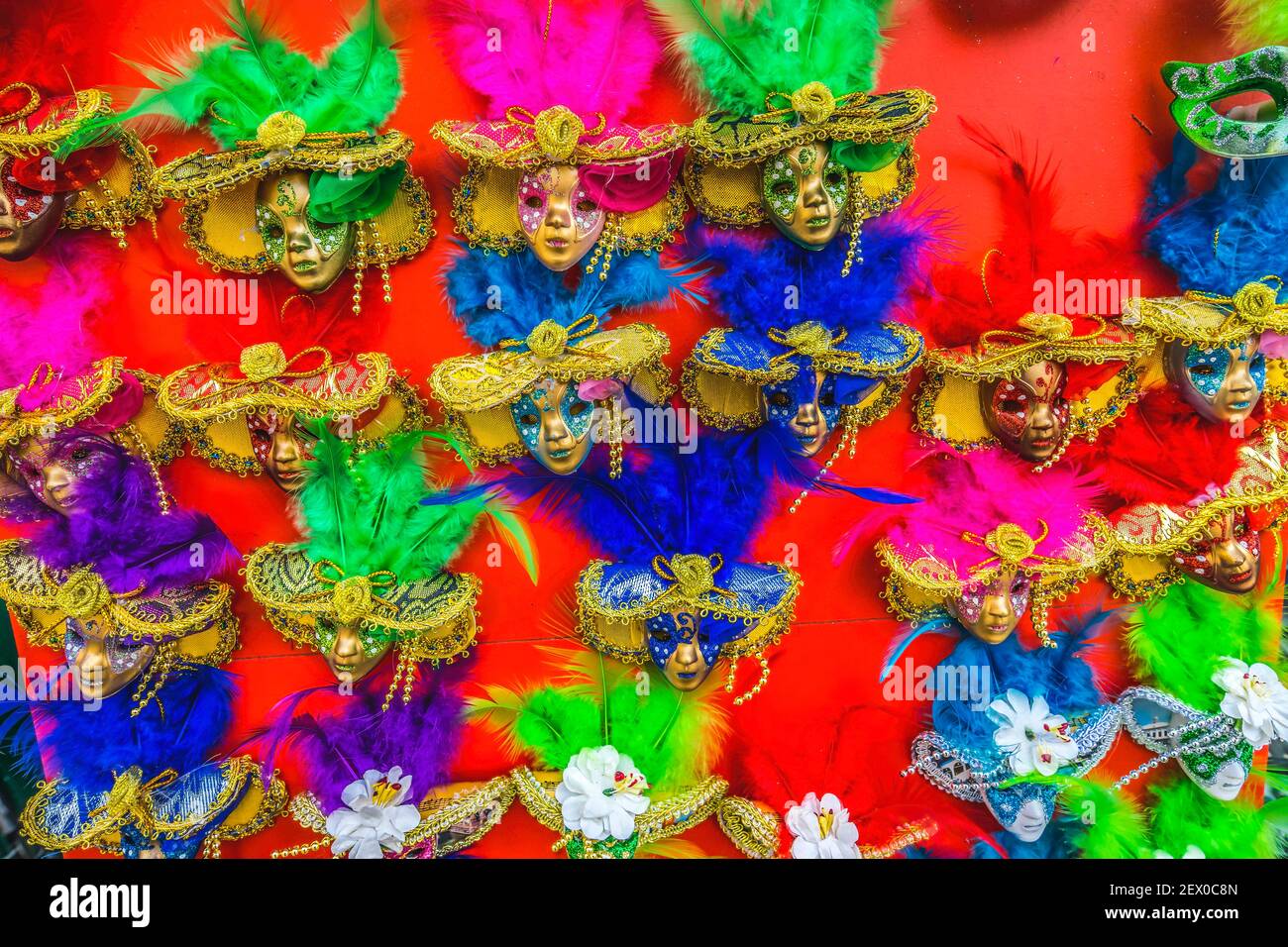 Piccole maschere veneziane Magneti Venezia Italia usato fin dal 1200 al  Carnevale per nascondere l'identità. Anche Mardi Gras Foto stock - Alamy