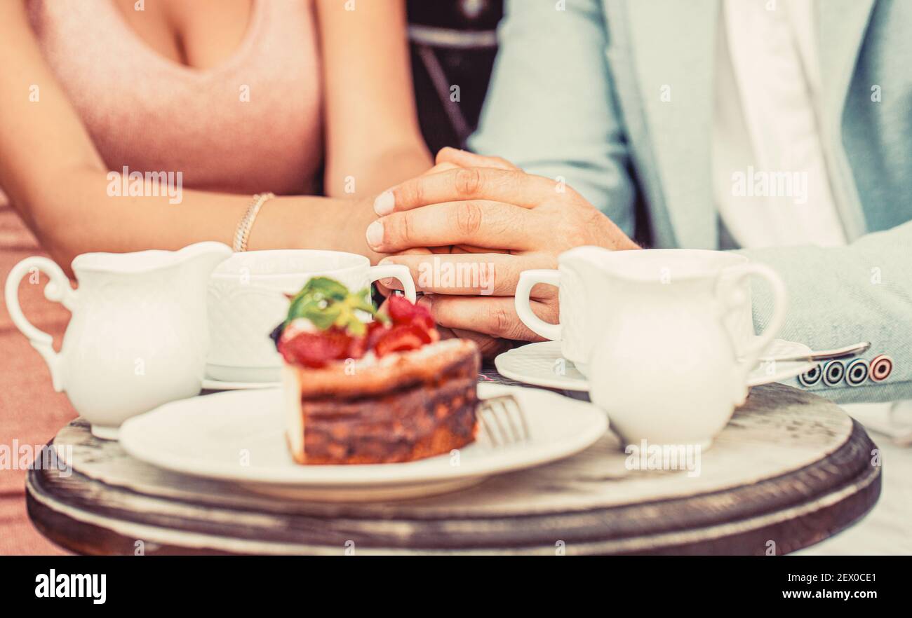 Coppia in caffè. Una giovane coppia beve cappuccino al bar caffetteria. Felice coppia romantica seduta in un caffè bere caffè Foto Stock