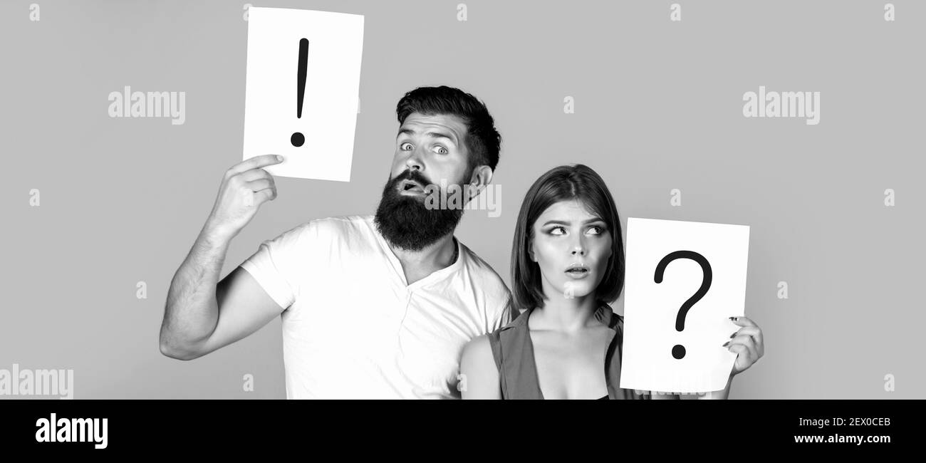 Coppia in cava. Punto interrogativo. Una donna e un uomo una domanda, punto esclamativo. Bianco e nero Foto Stock