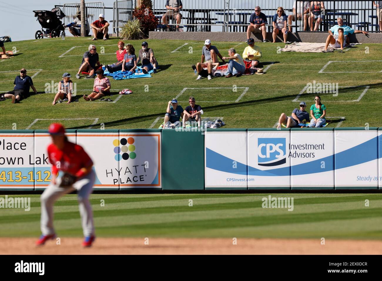 LAKELAND, FL - 3 MARZO: Vista generale come i tifosi sono socialmente distanziati in campo erba mentre si guarda una partita di baseball della Grapefruit League tra il Foto Stock