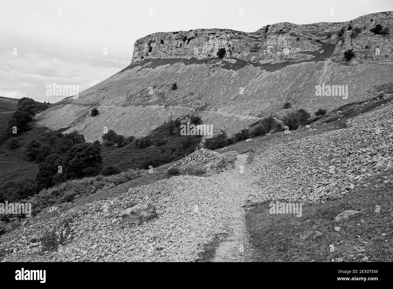 Sentiero di Dyke dell'OFFA lungo la montagna di Eglwyseg vicino a Llangollen, Clwyd, Galles, Regno Unito Foto Stock