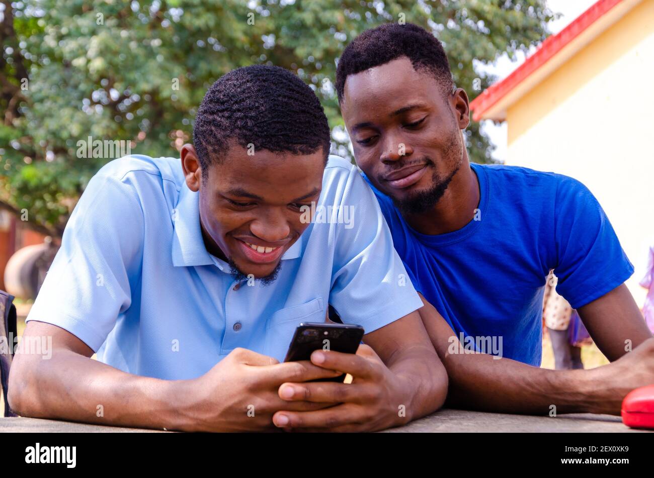 due giovani fratelli africani si sono eccitati di quello che hanno ha visto sul loro cellulare Foto Stock