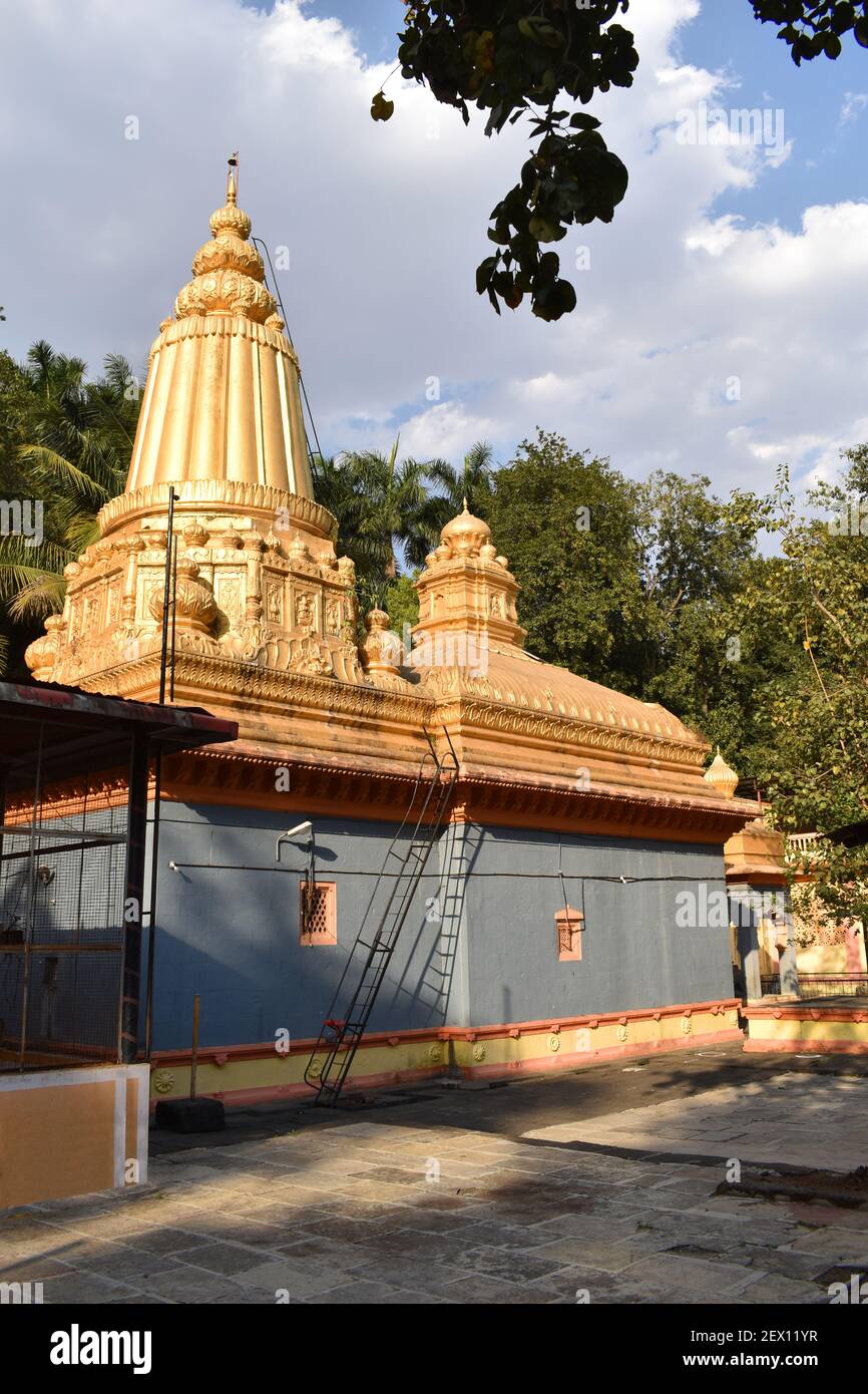 Vista dal retro - Baneshwar tempio di Lord Shiva, a 35 km dalla città di Pune al villaggio di Nasrapur. Costruito intorno al 1749 da Maratha Peshwa Nanasaheb Foto Stock Vista dal retro - Baneshwar tempio di Lord Shiva, a 35 km dalla città di Pune al villaggio di Nasrapur. Costruito intorno al 1749 da Maratha Peshwa Nanasaheb Foto Stock
