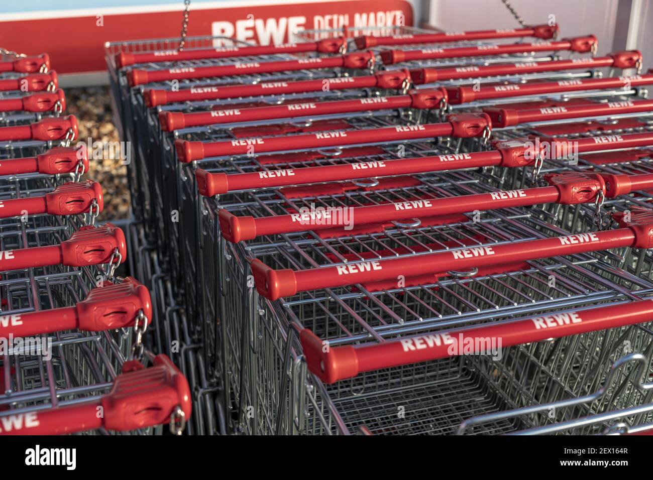 Germania , Calau , 03.03.2021 , carrelli per lo shopping spinti tra loro da REWE Foto Stock