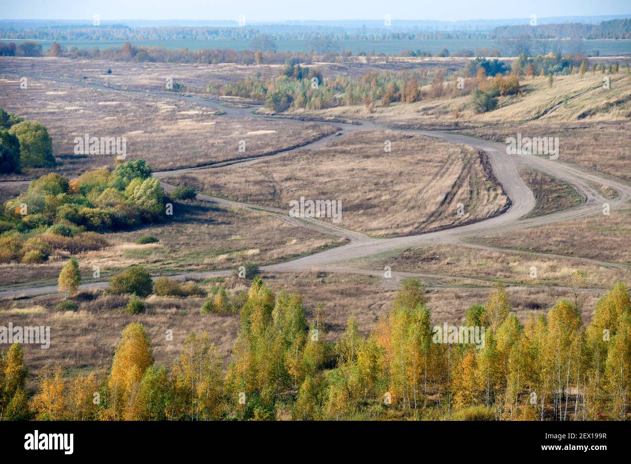 Vista dall'alto dell'intersezione di strade di campagna su a. campo in campagna Foto Stock