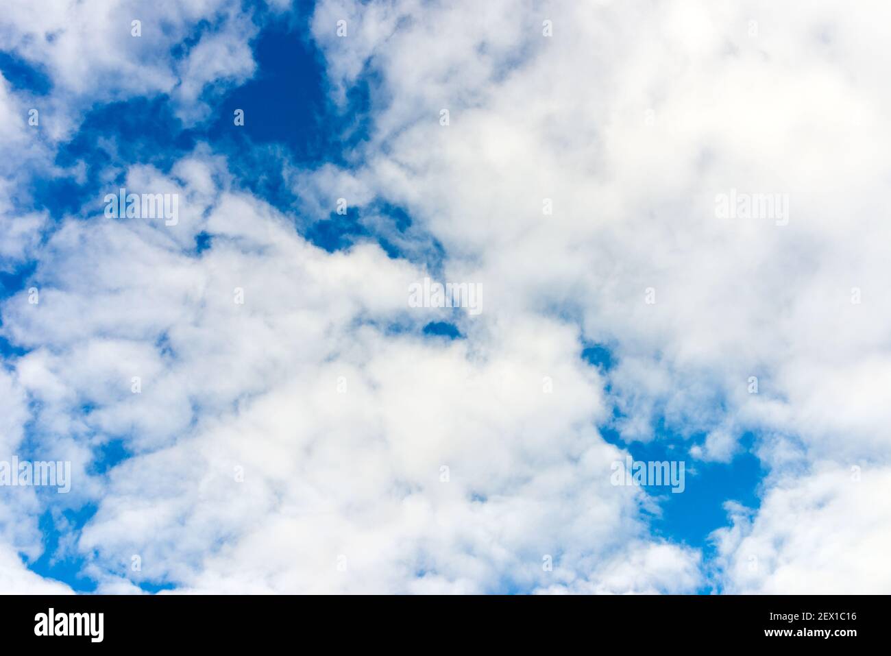 Nuvola e blu skay background.drammatic belle nuvole bianche su un cielo blu. Foto Stock
