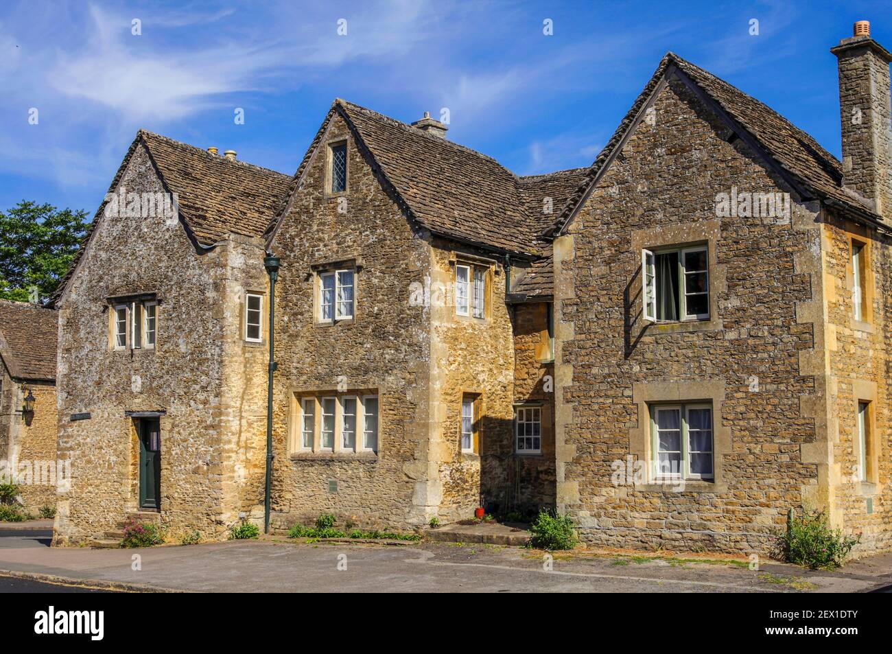 Tre belle originali case medievali nel villaggio di Lacock ,Wiltshire in Inghilterra. Foto Stock