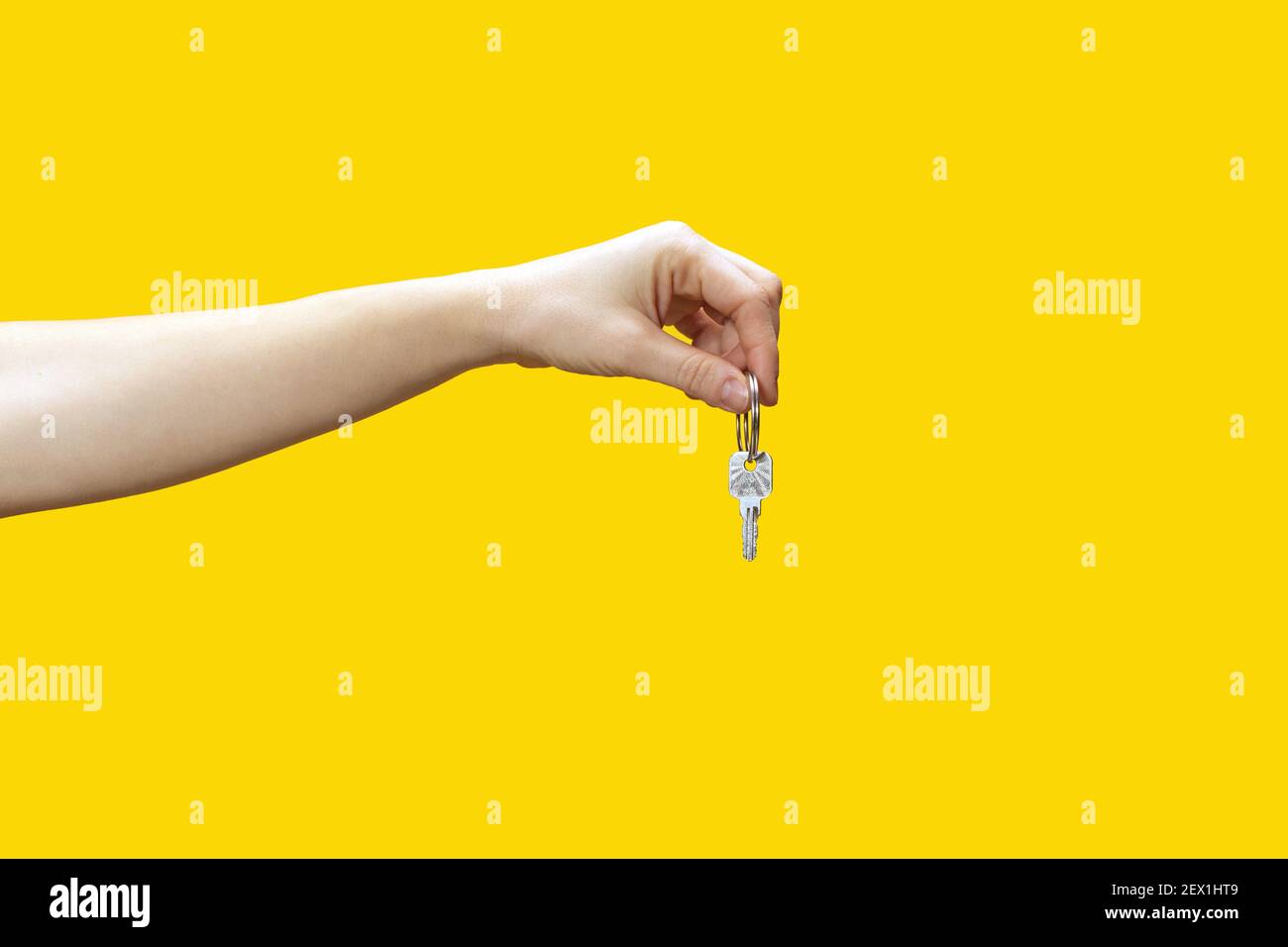La mano femmina tiene la chiave. Concetto di amore, consenso al matrimonio, accettazione dell'offerta Foto Stock