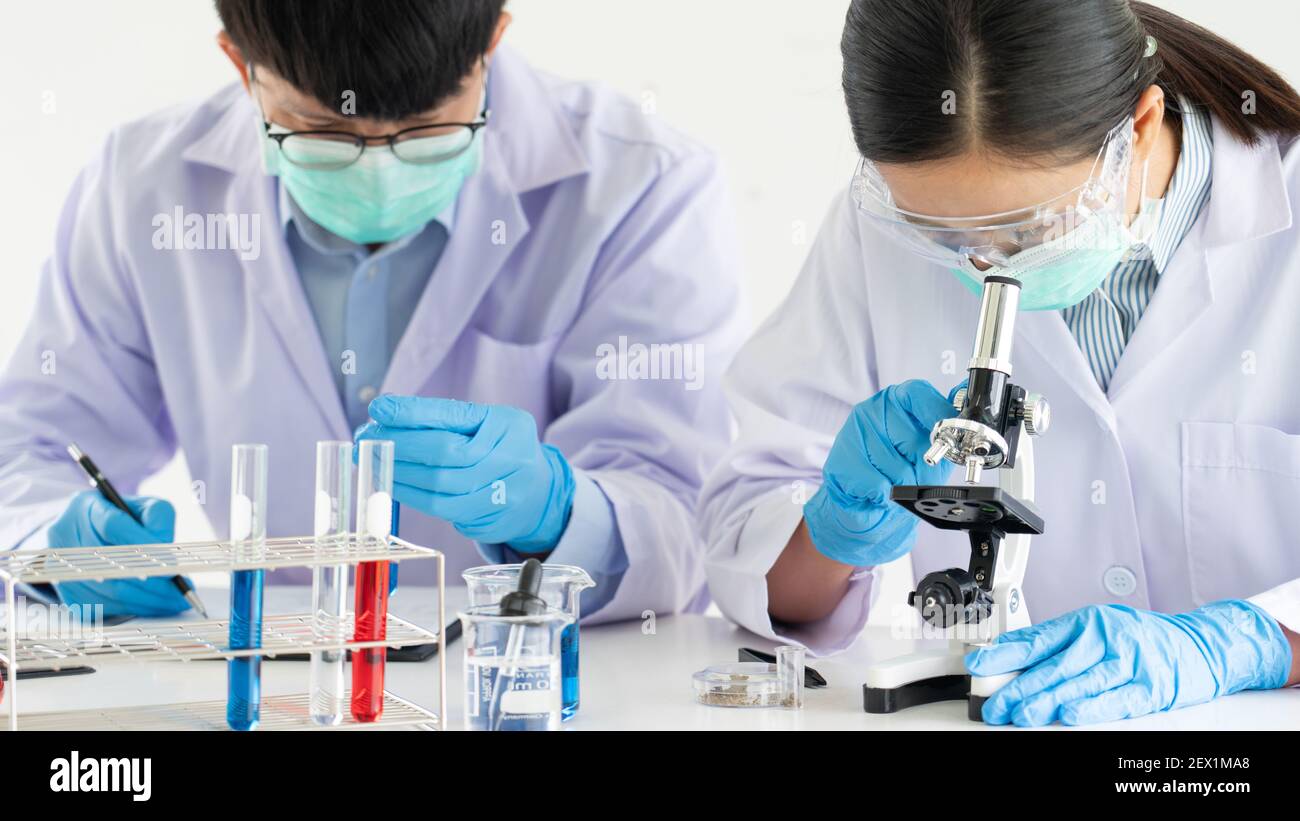 Team di scienziati di ricerca medica o ricercatore in camice di laboratorio Testando il loro sperimentale in laboratorio moderno Foto Stock