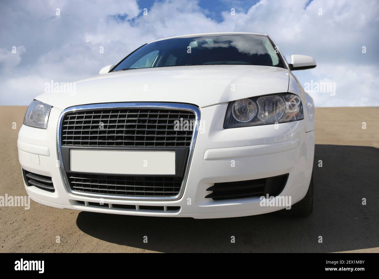 auto bianca asfalto cielo closeup Foto Stock