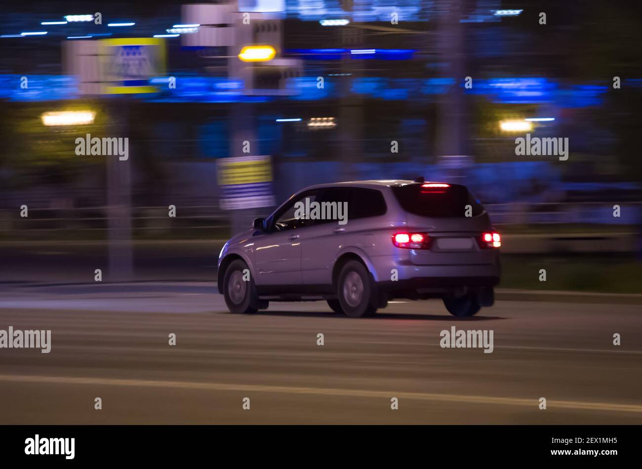 l'auto moderna va in città di notte Foto Stock