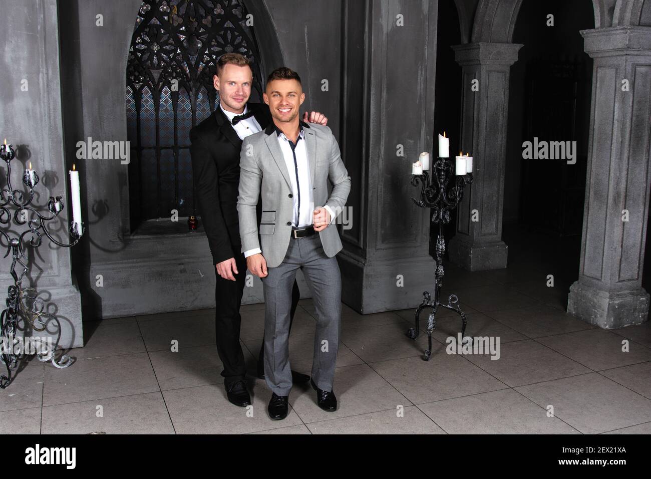 Giovane coppia gay felice sposarsi in chiesa. Amore e romanticismo. Bei uomini in abiti. Foto Stock