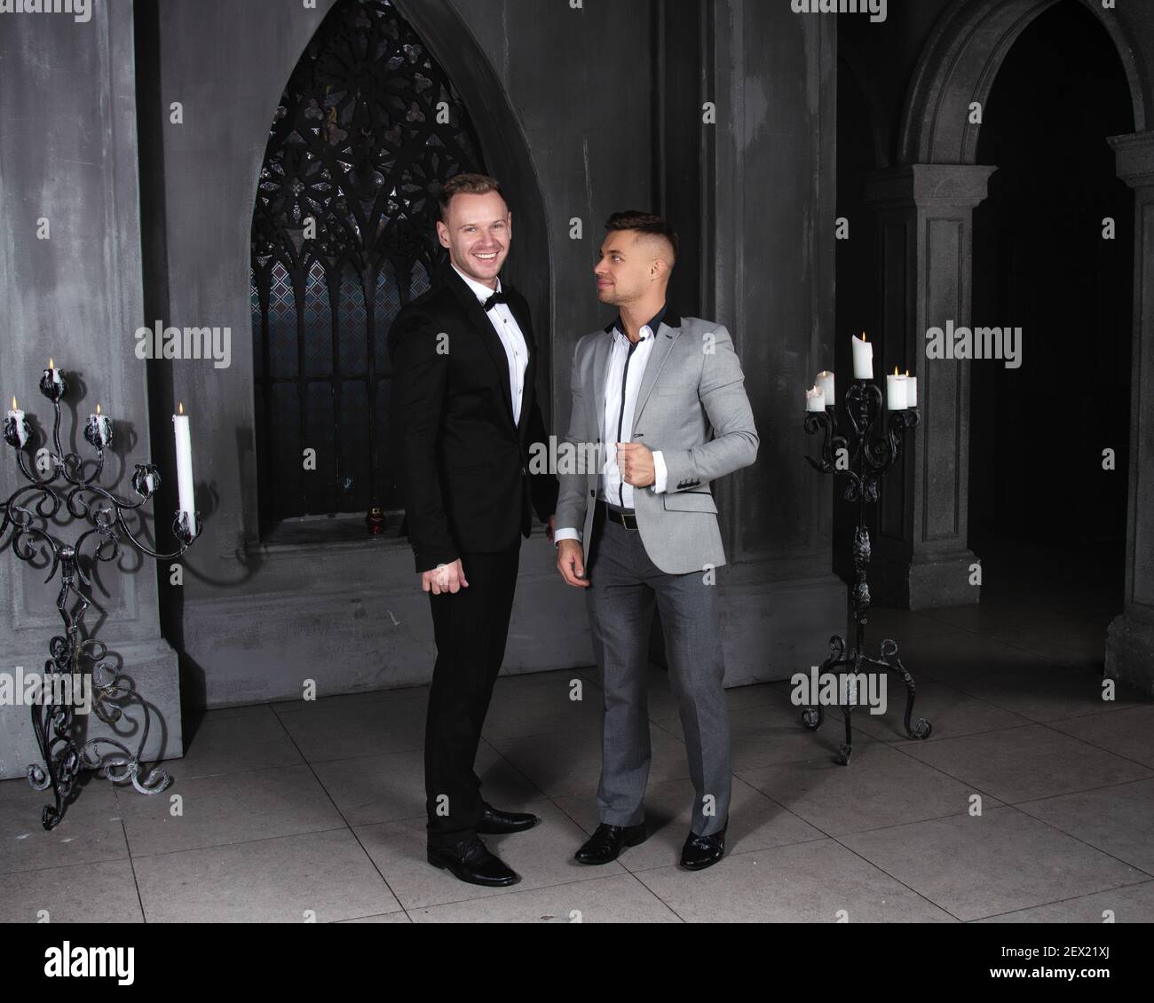 Giovane coppia gay felice sposarsi in chiesa. Amore e romanticismo. Bei uomini in abiti. Foto Stock