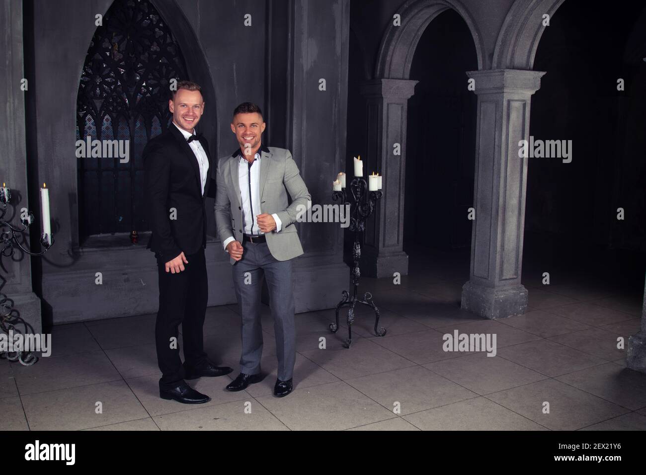 Giovane coppia gay felice sposarsi in chiesa. Amore e romanticismo. Bei uomini in abiti. Foto Stock