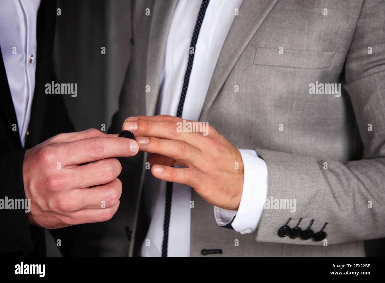 Giovane coppia gay felice sposarsi in chiesa. Amore e romanticismo. Bei uomini in abiti. Foto Stock