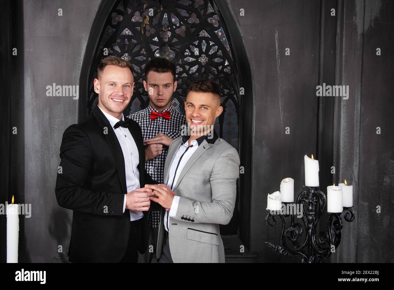 Giovane coppia gay felice sposarsi in chiesa. Amore e romanticismo. Bei uomini. Foto Stock