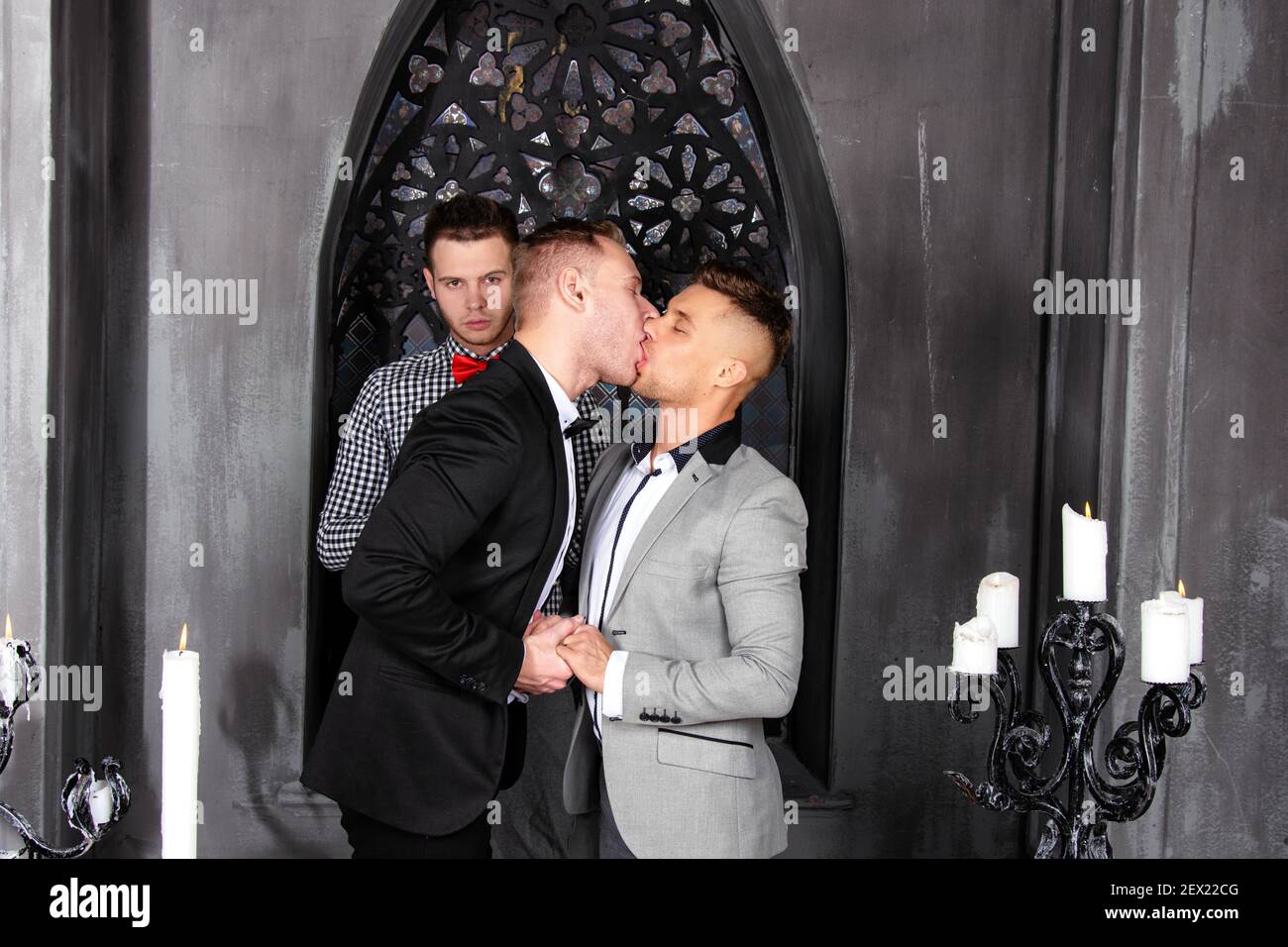 Giovane coppia gay felice sposarsi in chiesa. Amore e romanticismo. Bei uomini. Foto Stock