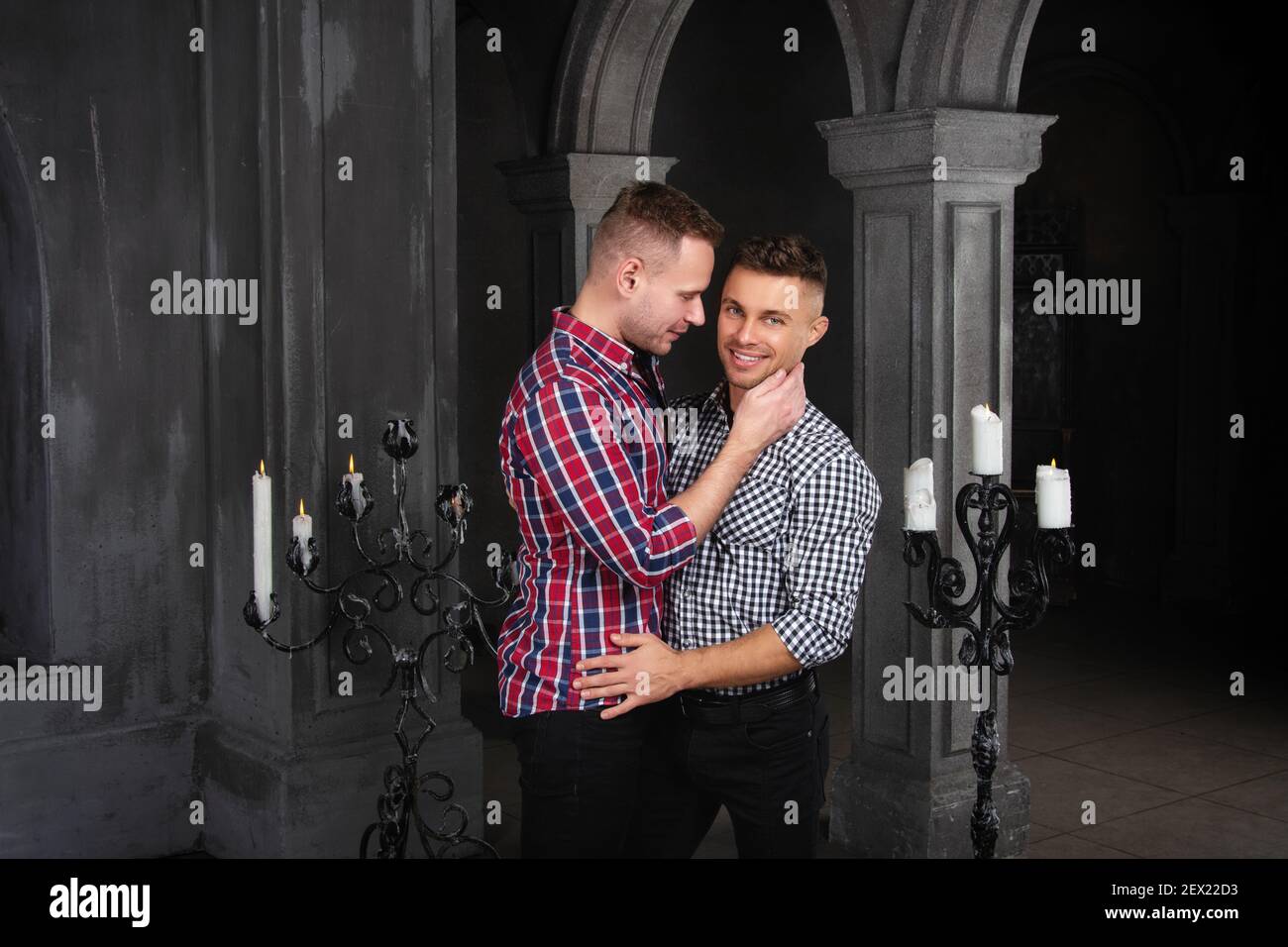 Giovane coppia gay felice sposarsi in chiesa. Amore e romanticismo. Bei uomini in abiti. Foto Stock