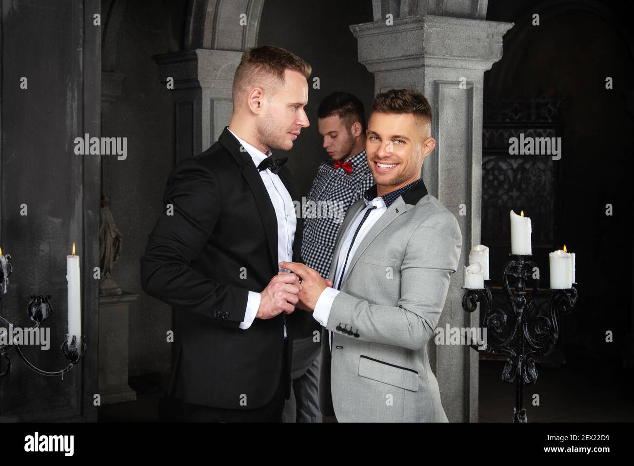 Giovane coppia gay felice sposarsi in chiesa. Amore e romanticismo. Bei uomini. Foto Stock