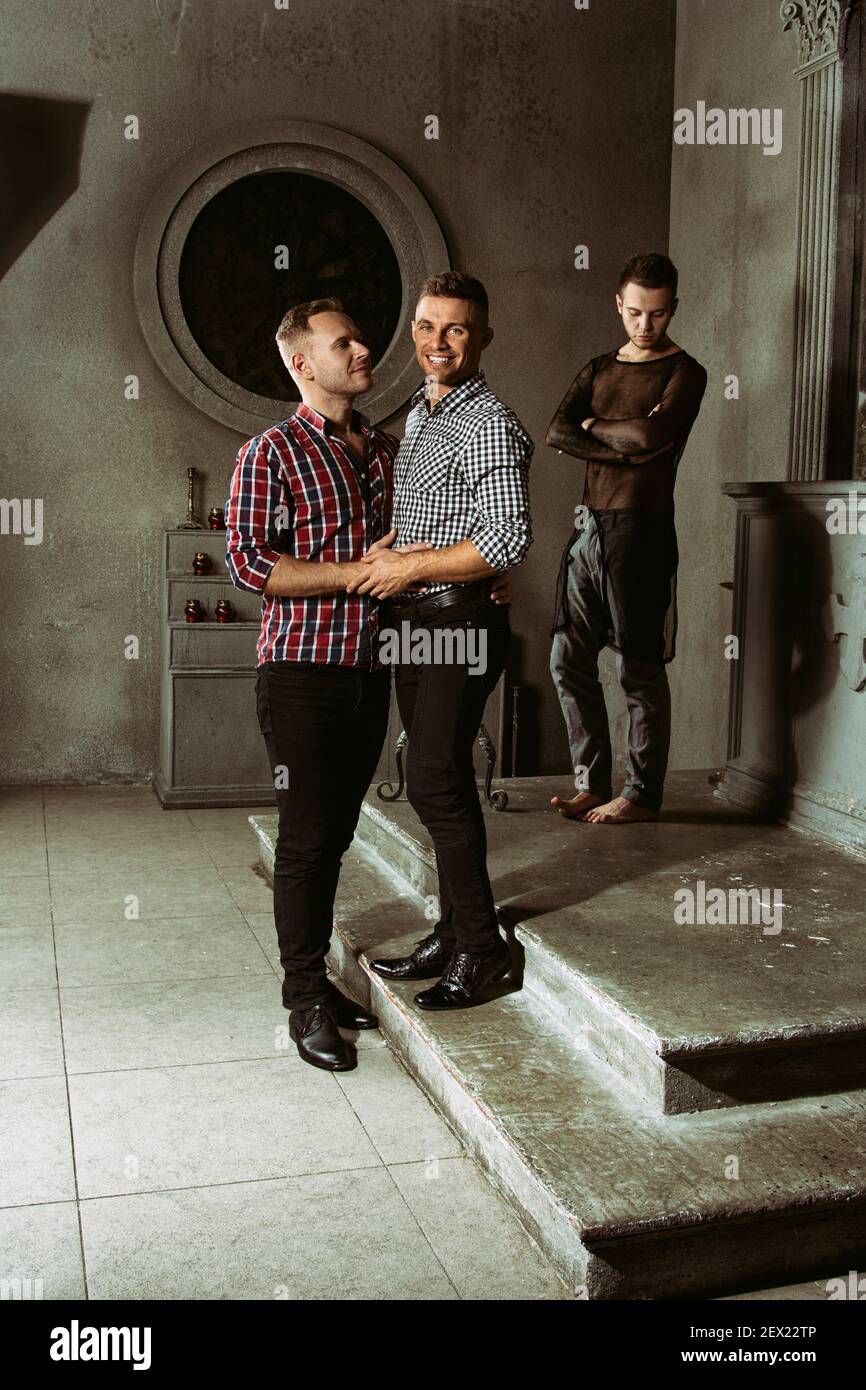 Giovane coppia gay felice sposarsi in chiesa. Amore e romanticismo. Bei uomini. Foto Stock