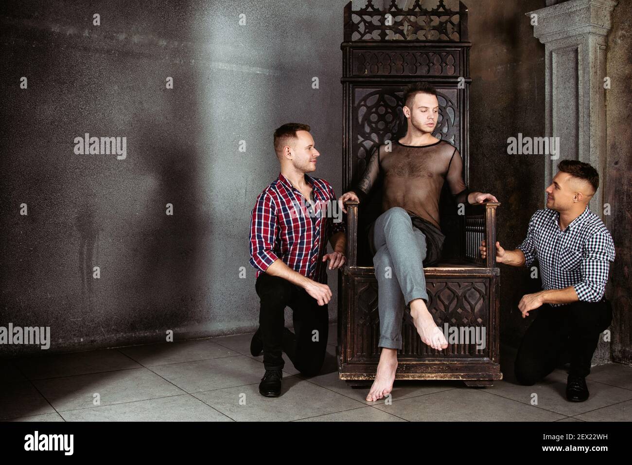 Giovane coppia gay felice sposarsi in chiesa. Amore e romanticismo. Bei uomini. Foto Stock