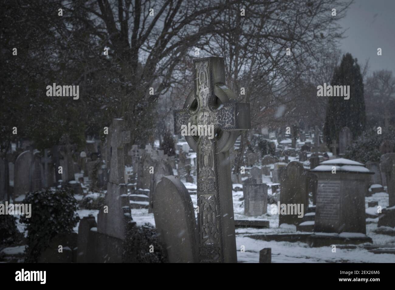Antiche tombe e lapidi nel cimitero di Hampstead, Londra, Regno Unito Foto Stock