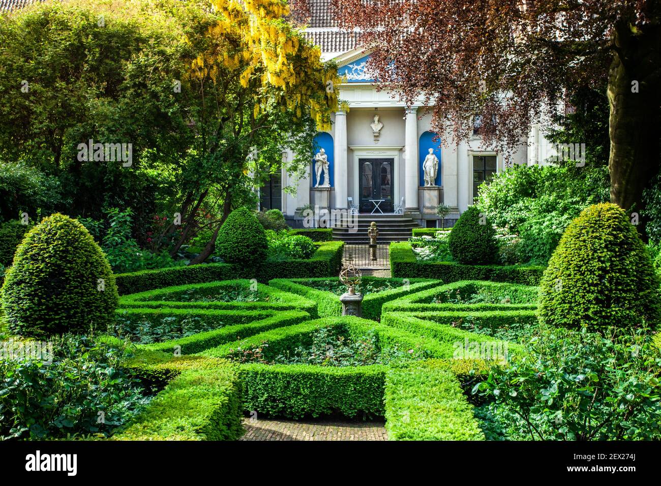 Giardino del Museo Van Loon (costruito C17 per l'artista, Ferdinand Bol ristrutturato nel XIX secolo), architetto: Adriaan Dortsman, giorno d'estate, senza persone, Amsterdam Foto Stock