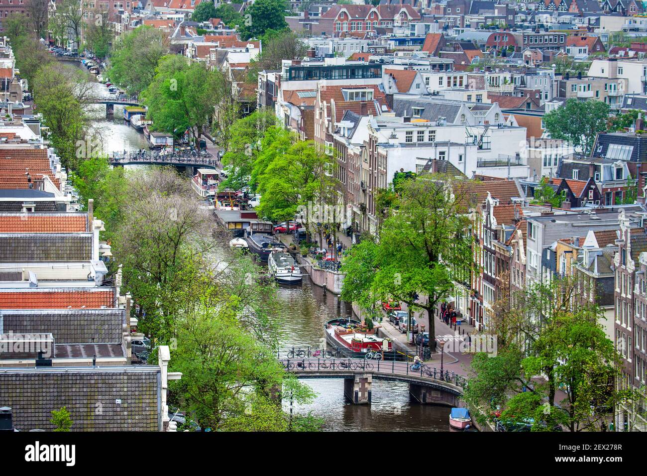 Vista elevata dei ponti sul canale Prinsengracht (ponte Reesluis in primo piano), centro di Amsterdam, Paesi Bassi Foto Stock