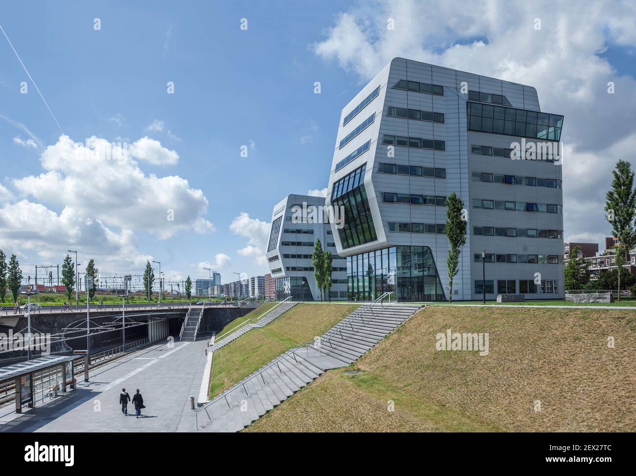 Rietlandpark 301 edificio per uffici e stazione ferroviaria di Rietlandpark, architettura commerciale moderna, immobiliare, Amsterdam, Paesi Bassi Foto Stock