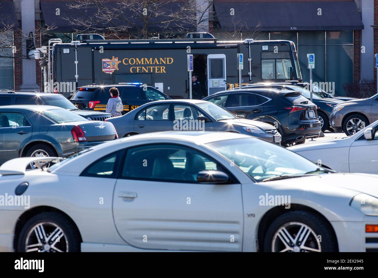 Columbus, Stati Uniti. 03 giugno 2020. Il Command Center è allestito di fronte al Polaris Fashion Place. Intorno alle 12:30 sono stati sparati nel Polaris Fashion Place. La polizia di Columbus ha risposto immediatamente, e stanno attivamente cercando due sospetti coinvolti nella sparatoria. Si pensa che questa sparatoria non sia stata premeditata, ma che sia stata il risultato di una qualche forma di disputa o di alterazione. Credit: SOPA Images Limited/Alamy Live News Foto Stock