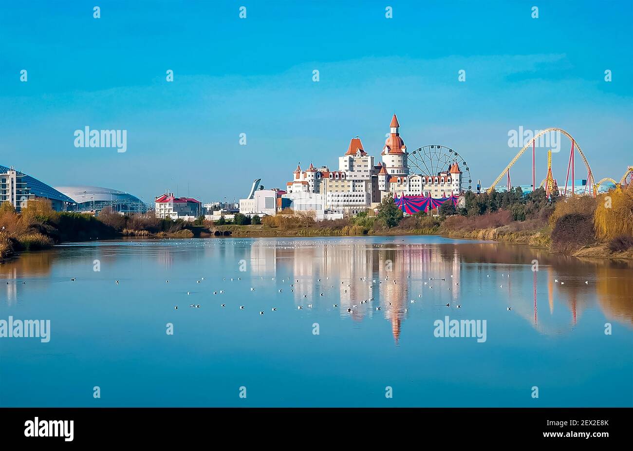 Russia - 1 gennaio 2021-Hotel nello stile del castello medievale Bogatyr nel Parco Sochi. Foto Stock