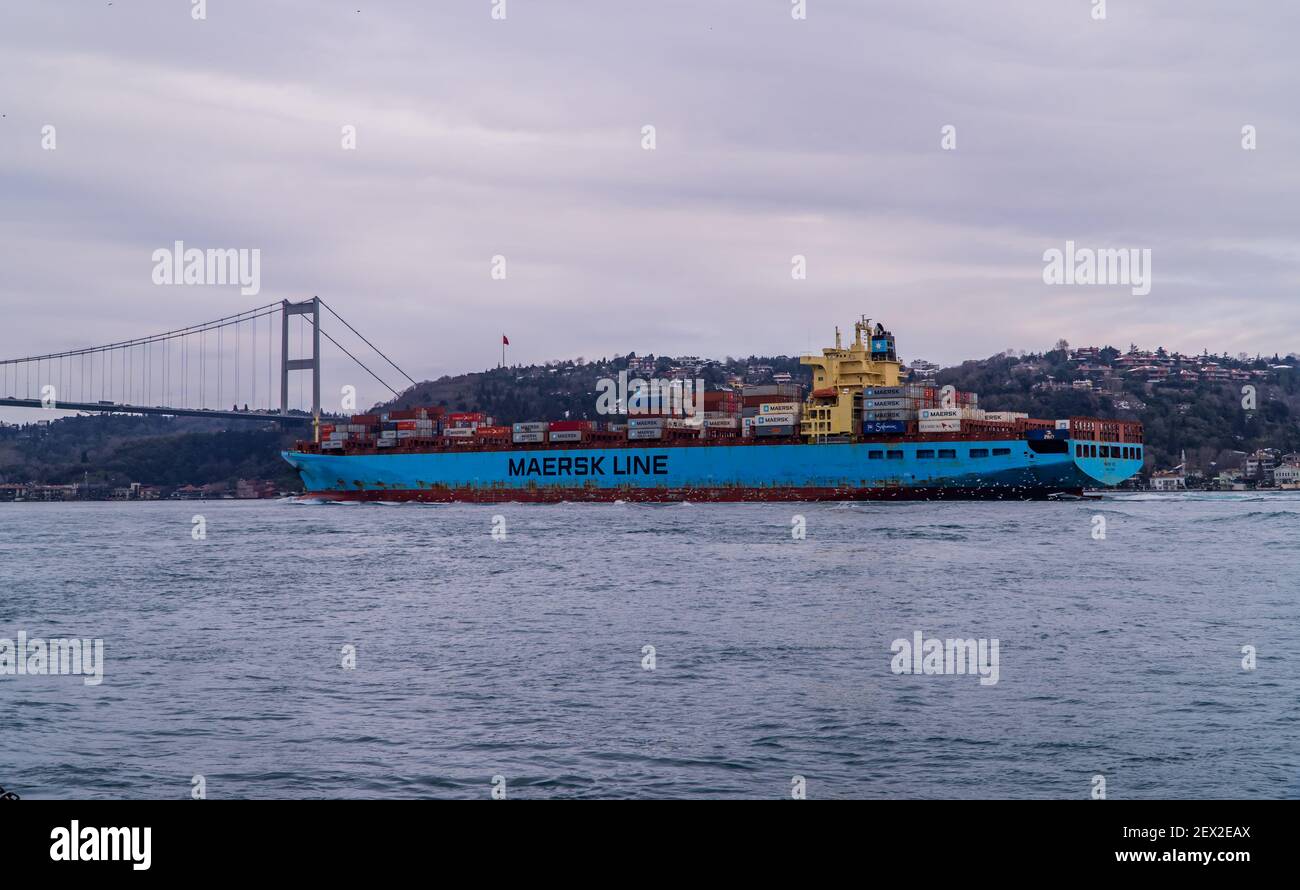 Bebek, Istanbul, Turchia - 19 febbraio 2021 - Grande nave da carico Maersk container sul Bosforo con il Ponte Fatih Sultan Mehmet sullo sfondo Foto Stock