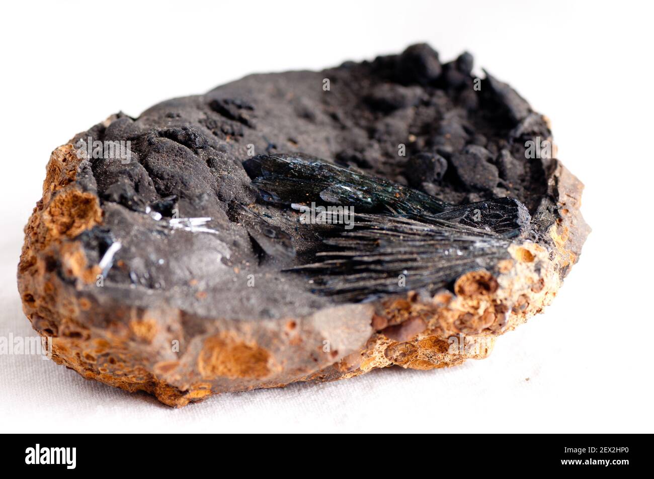 Cristallo vivianite campione minerale molto scuro con striature Foto Stock