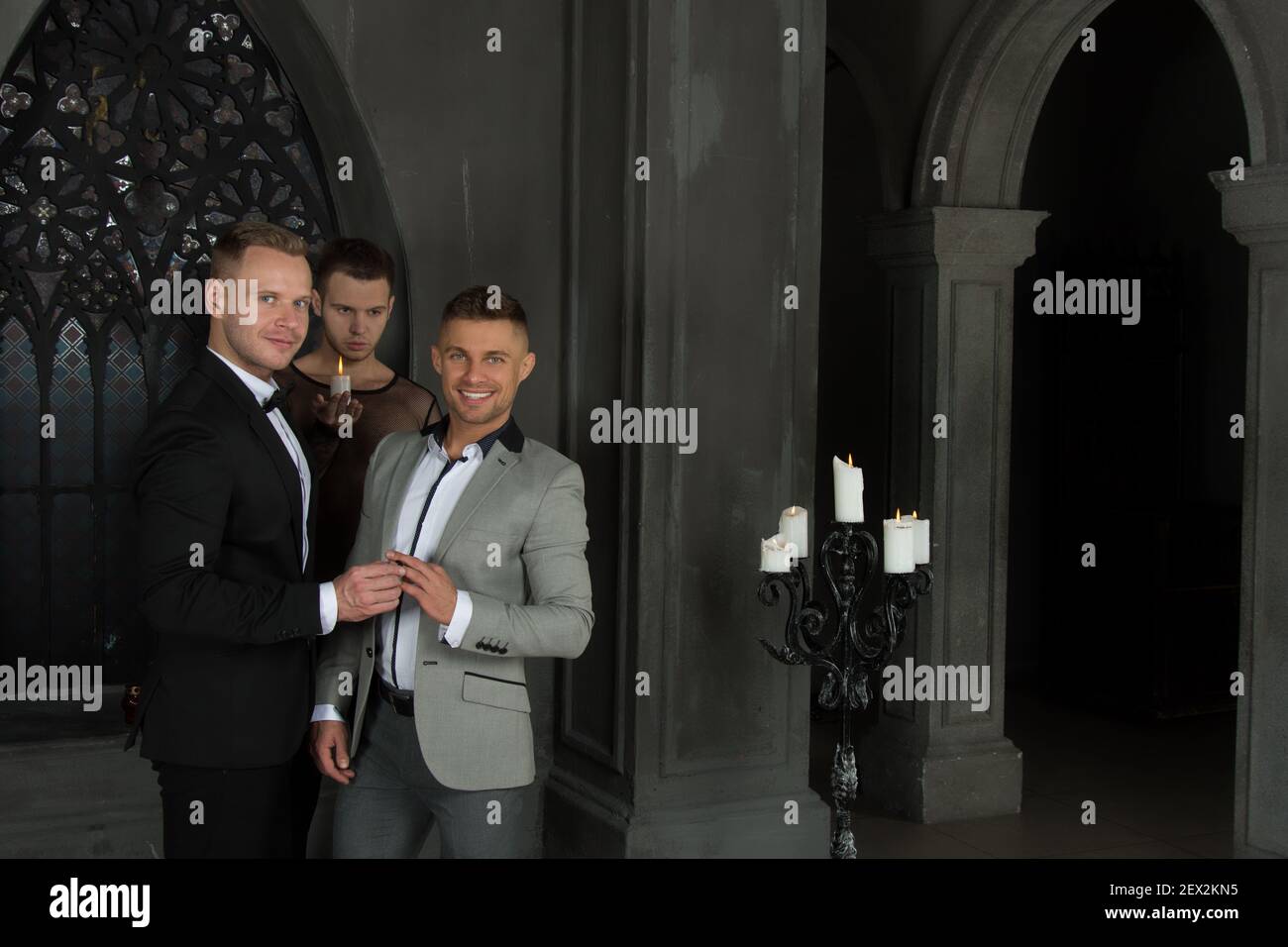 Giovane coppia gay felice sposarsi in chiesa. Amore e romanticismo. Bei uomini. Foto Stock