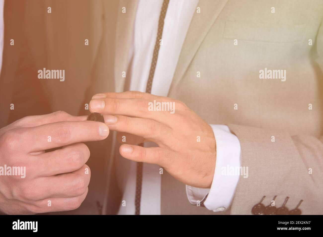 Giovane coppia gay felice sposarsi in chiesa. Amore e romanticismo. Bei uomini in abiti. Foto Stock