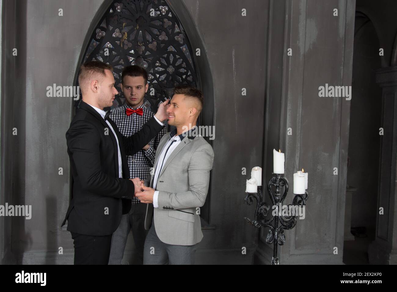 Giovane coppia gay felice sposarsi in chiesa. Amore e romanticismo. Bei uomini. Foto Stock