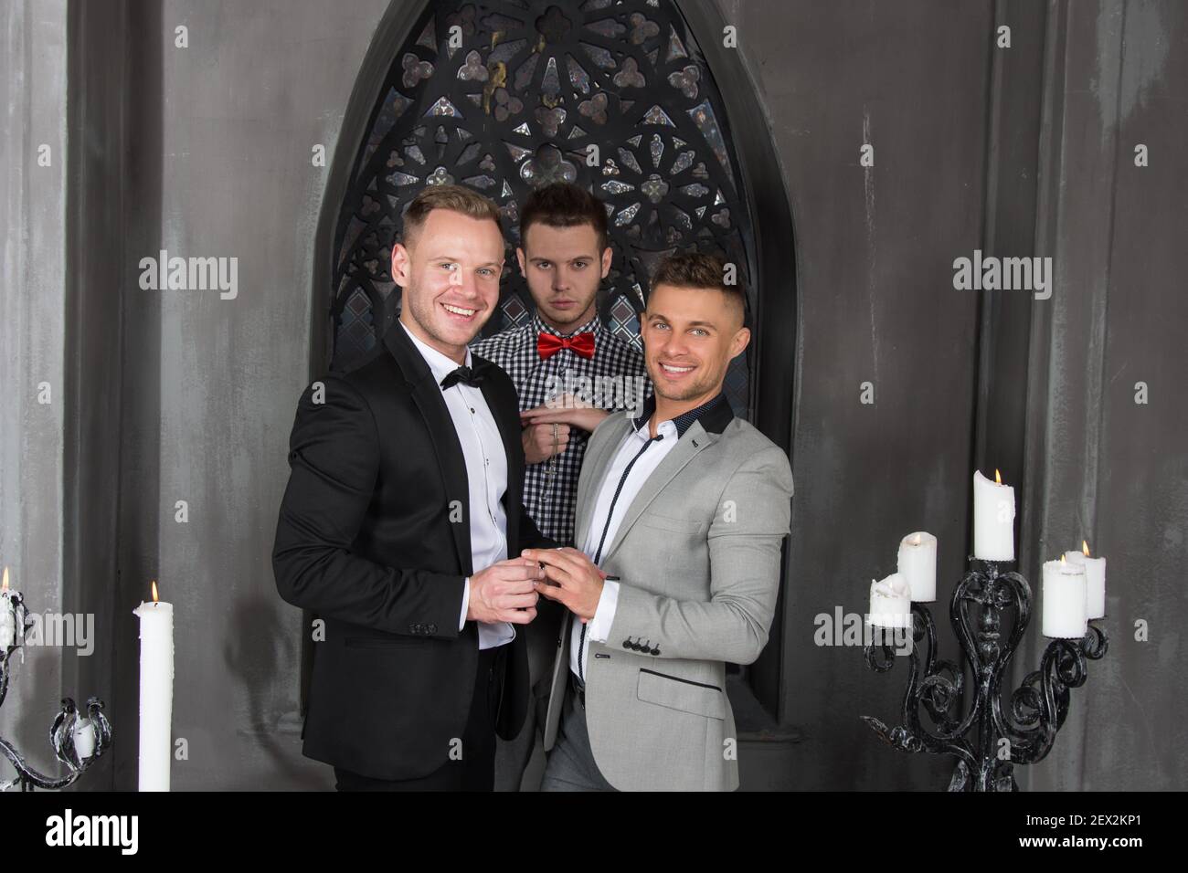 Giovane coppia gay felice sposarsi in chiesa. Amore e romanticismo. Bei uomini. Foto Stock