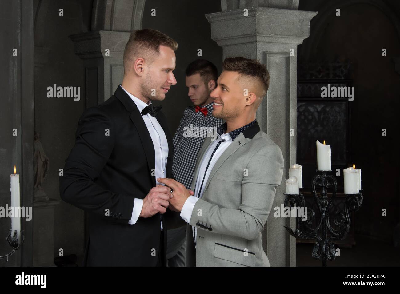 Giovane coppia gay felice sposarsi in chiesa. Amore e romanticismo. Bei uomini. Foto Stock