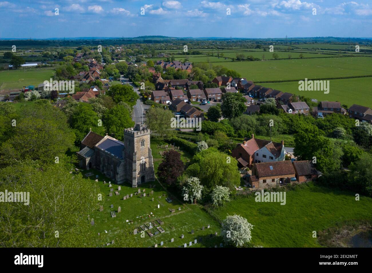 Drone shot di Grendon Underwood villaggio e St Leonard Chiesa , Buckinghamshire, Inghilterra Foto Stock