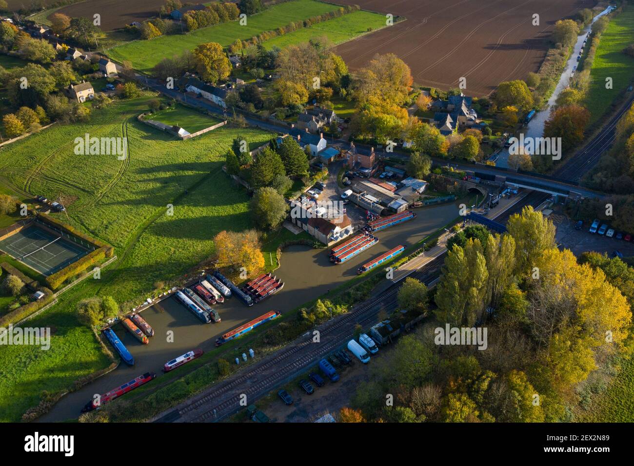 Lower Heyford Village, canale e ferrovia dall'alto nella Cherwell Valley, Oxfordshire Foto Stock