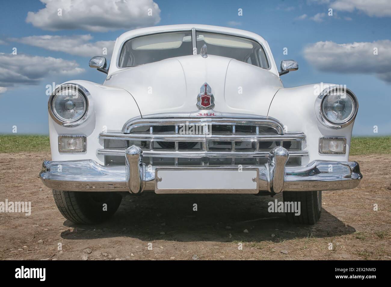 Auto d'epoca russa sovietica fuori in natura Foto Stock