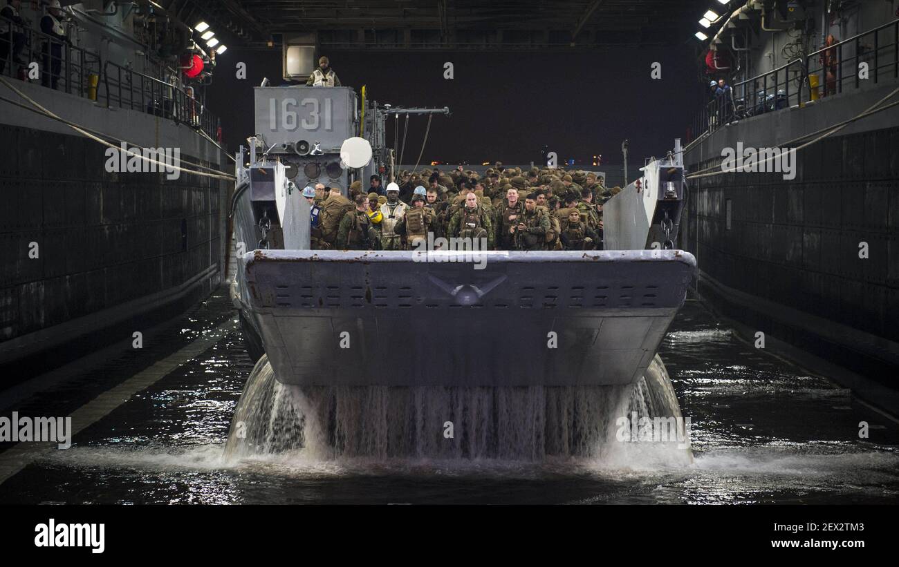 WATERS EAST OF THE KOREAN PENINSULA (1 aprile 2015) Landing Craft Utility (LCU) 1631, assegnato a Naval Beach Unit (NBU) 7, abbassa la sua rampa all'interno del ponte dei pozzi della nave da carico anfibia USS Green Bay (LPD 20). Marinai e marines del Bonhomme Richard Amphibious Ready Group e della 31esima unità di spedizione marina (31st MEU) partecipano al programma di Scambio Marino Coreano con il corpo marino e la marina della Repubblica di Corea. (Foto di Mass Communication Specialist 3° Classe Scott Barnes/U.S.A. Navy) *** si prega di utilizzare credito da campo di credito *** Foto Stock