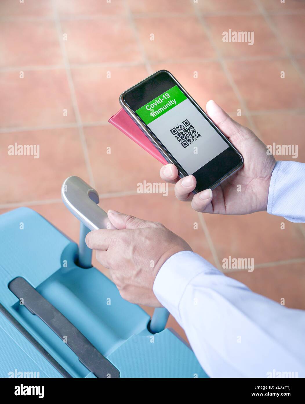 Viaggiatore vaccinato che usa il passaporto sanitario digitale nel telefono cellulare per i viaggi. Viaggiare durante il concetto pandemico di Covid-19. Foto Stock