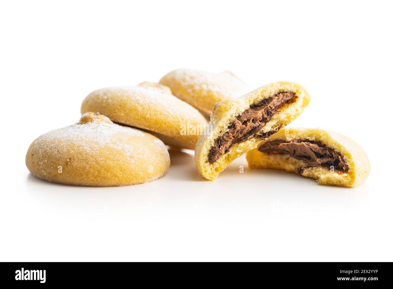 Biscotti con crema di cioccolato. Biscotti dolci isolati su sfondo bianco. Foto Stock