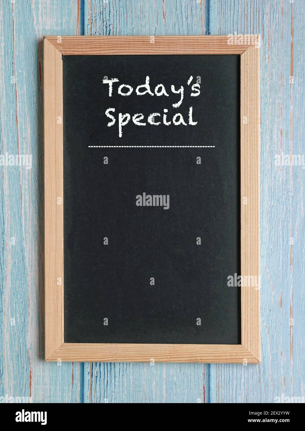 Offerte speciali di oggi - parole in gesso bianco su una lavagna isolata su legno blu. Spazio di copia. Foto Stock