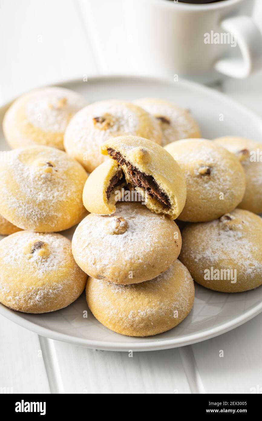 Biscotti con crema di cioccolato. Biscotti dolci su un piatto. Foto Stock