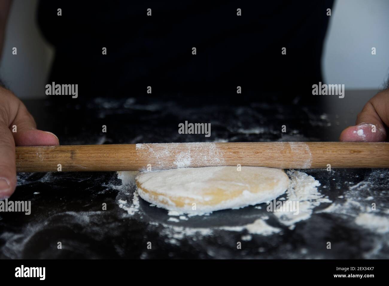 pasta arrotolabile a casa, pasta arrotolabile manualmente per lasagne Foto Stock