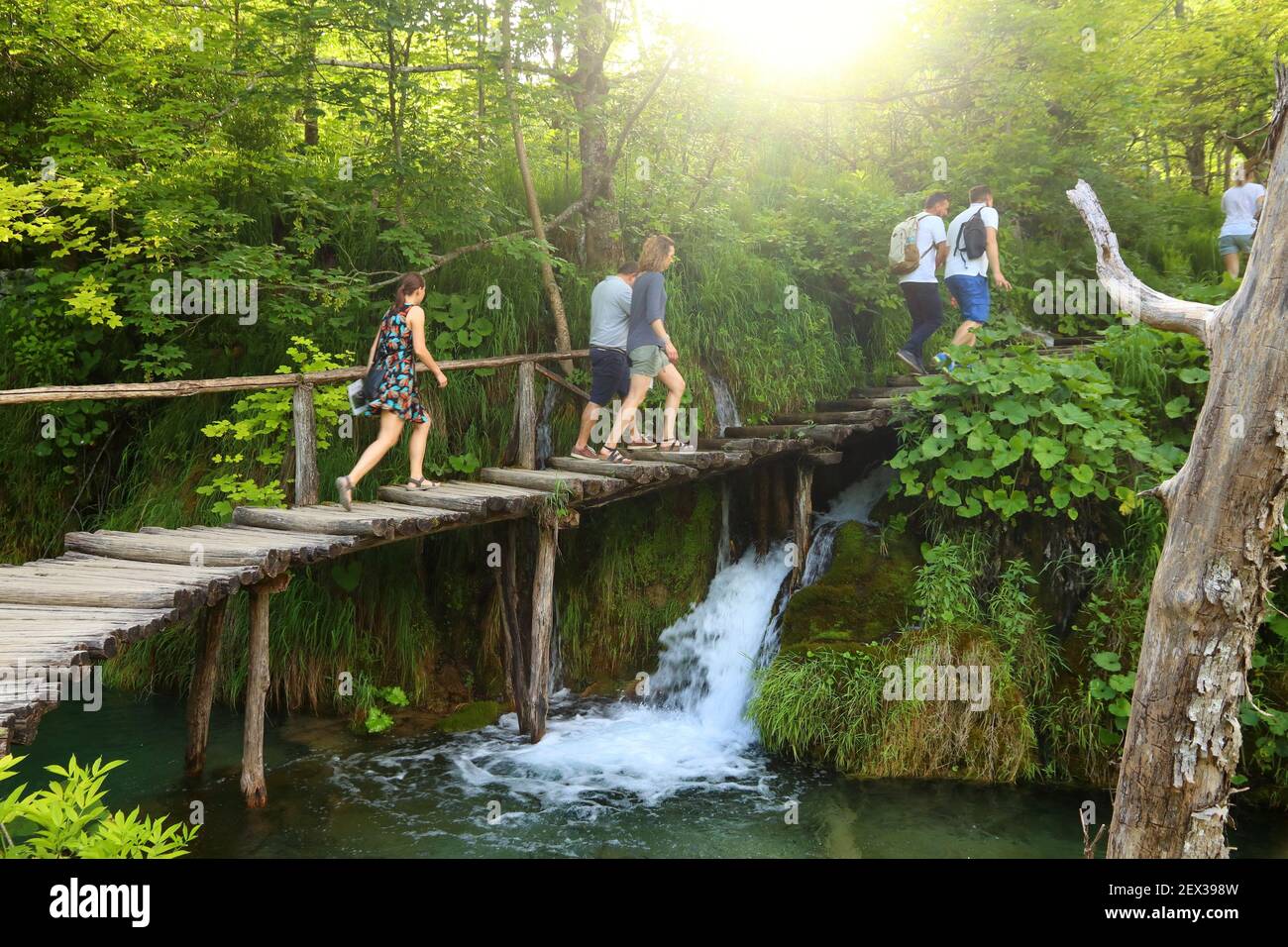 PLITVICE, CROAZIA - 15 GIUGNO 2019: La gente visita il Parco Nazionale dei Laghi di Plitvice (Plitvicka Jezera) in Croazia. Plitvice è il parco nazionale più popolare Foto Stock