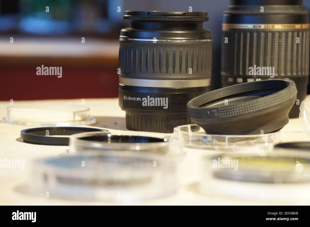 Obiettivi e filtri della fotocamera su un tavolo, Macro Foto Stock